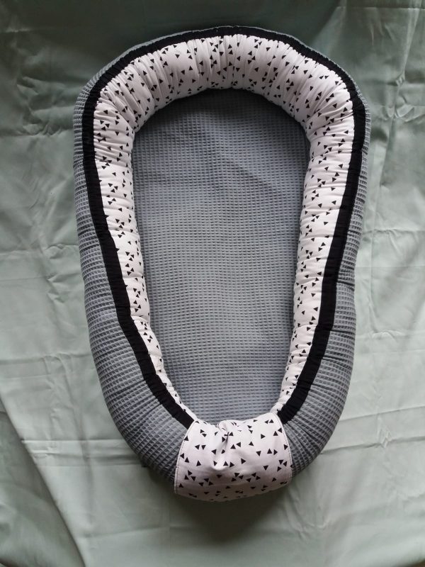 babynest-groen-met-zwart-wit
