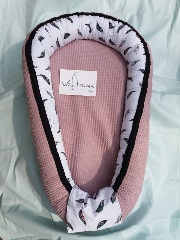 babynest-roze-met-veertje