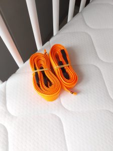 Bevestigingsriemen aan ouderlijk bed. co sleeper
