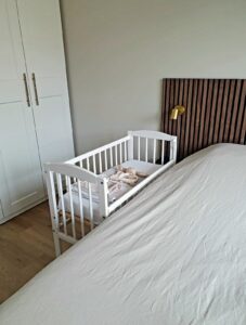 Co-sleeper naast ouderlijk bed