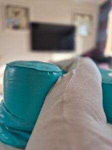 baarkruk liggend op bed, zijligging