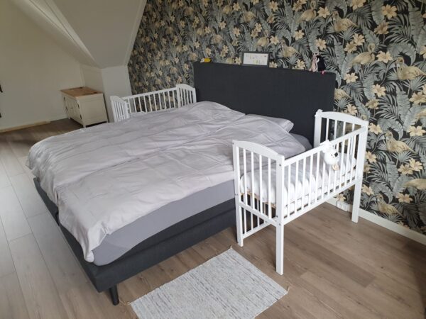 Tweeling houten co sleeper huren met NUNKI lakens