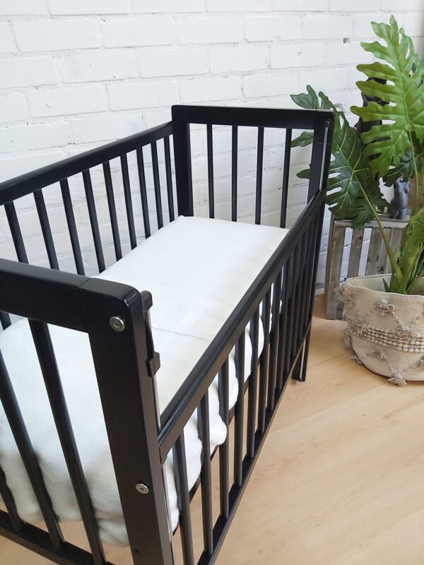 Zwarte-co-sleeper.-Special-edition Set bedlinnen huren €15.90