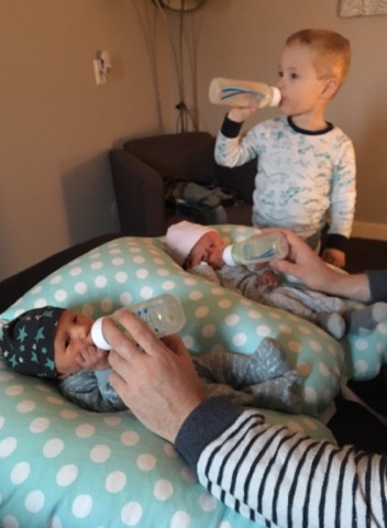 2ling-kussen-met-babys Voedingskussen tweeling