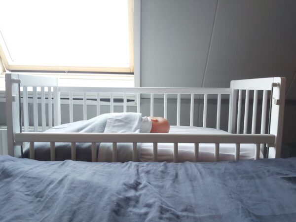 Tweeling houten co sleeper huren met NUNKI lakens