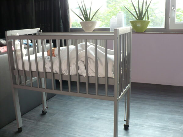 Tweeling houten co sleeper huren met NUNKI lakens