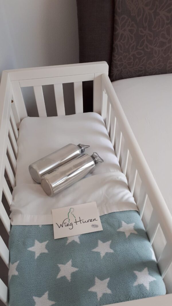 Troll-co-sleeper-hout-wit-wieg-huren Troll co-sleeper- extra hoge co sleeper huren + matras