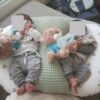 Tweeling-voedingskussen-met-babys-onherkenbaar Voedingskussen tweeling