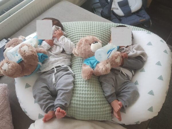 Tweeling-voedingskussen-met-babys-onherkenbaar Voedingskussen tweeling
