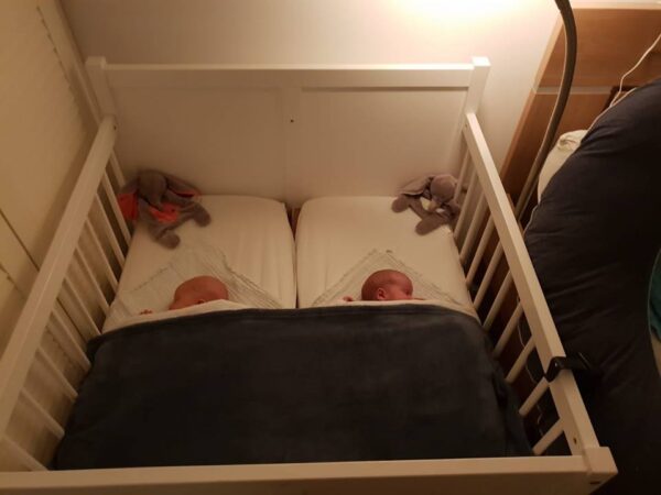 Tweelingwieg-Julia-Wieg-Huren-Son-en-breugel Tweelingwieg huren met uitneembaar tussenschot. KOOP