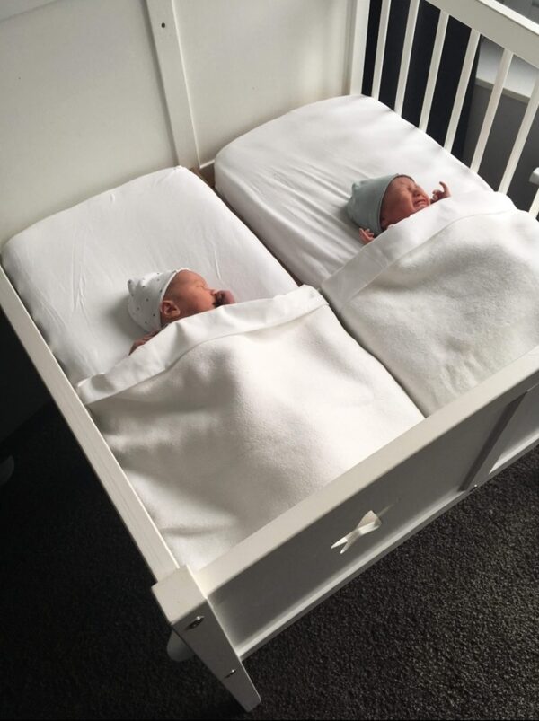 Tweelingwieg-Wieg-Huren-j.j Tweelingwieg huren met uitneembaar tussenschot. KOOP