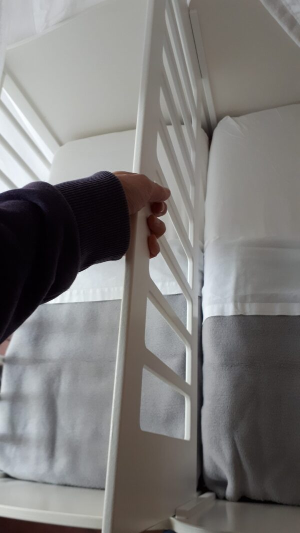 Uitnemen-tussenschot-wieg-huren-scaled Tweelingwieg huren met uitneembaar tussenschot. KOOP