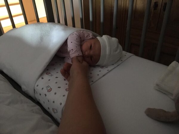 Wieg-Chloe.-grijs-meisje.-L.-Lend Set bedlinnen huren €15.90