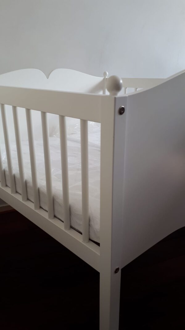 Wieg-Julia-Hartje.-Wieg-Huren Tweelingwieg huren met uitneembaar tussenschot. KOOP