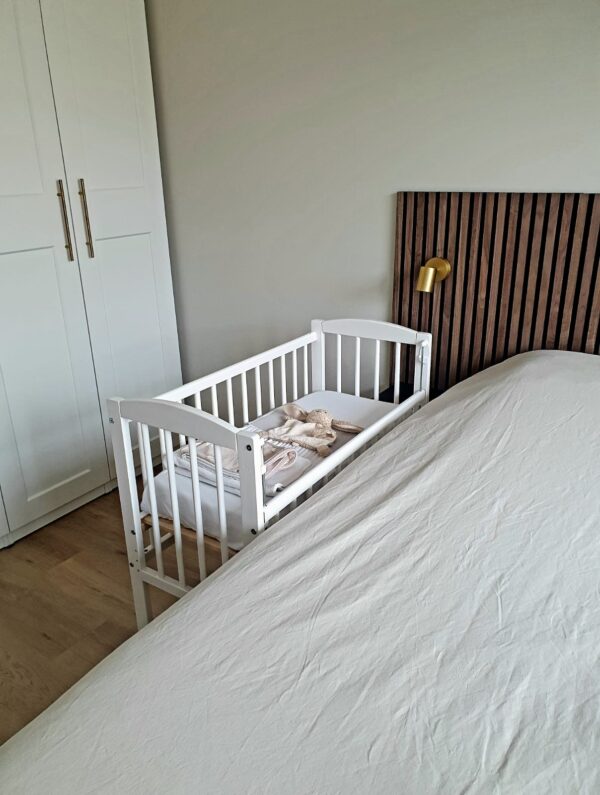 Witte-houten-co-sleeper-wieg-huren- Matras-40x90x6 €27.95