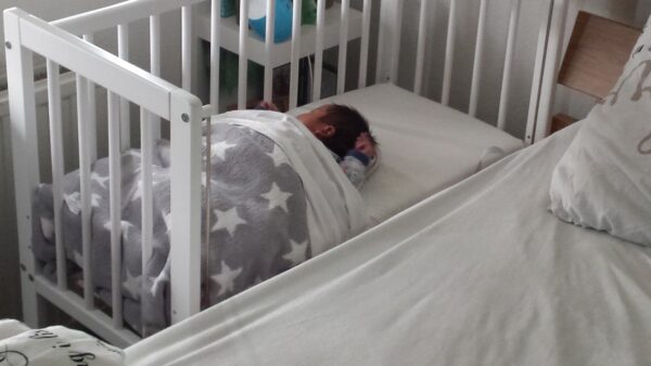 Tweeling houten co sleeper huren met NUNKI lakens