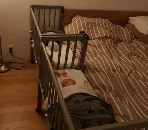 Tweeling houten co sleeper huren met NUNKI lakens