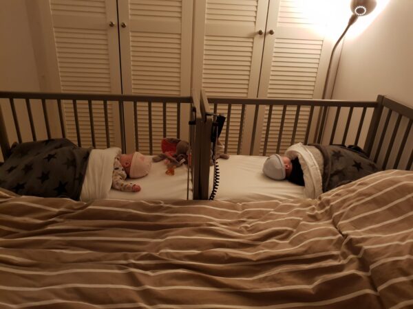 Tweeling houten co sleeper huren met NUNKI lakens