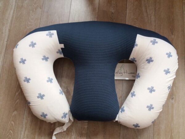 tweeling-voedingskussen-jeans-met-plussen-Wieg-Huren-1-1-scaled Voedingskussen tweeling