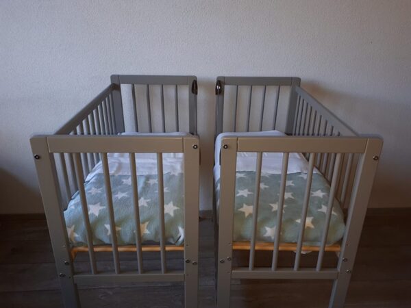 Tweeling houten co sleeper huren met NUNKI lakens