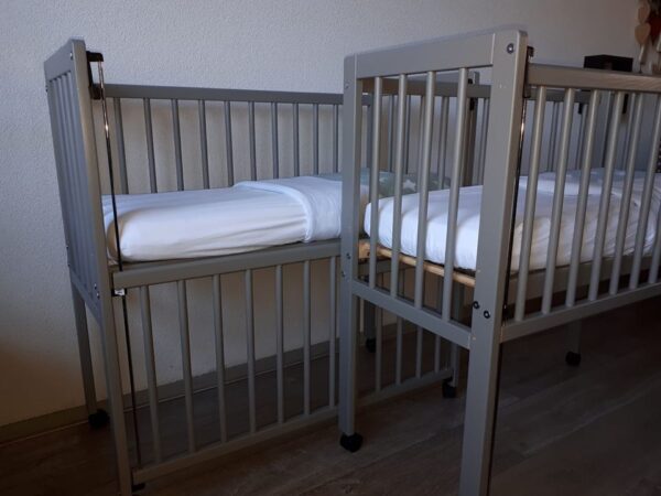 Tweeling houten co sleeper huren met NUNKI lakens