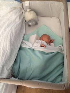 wieg-Suus- Chicco Next2Me co sleeper huren met NUNKI laken.