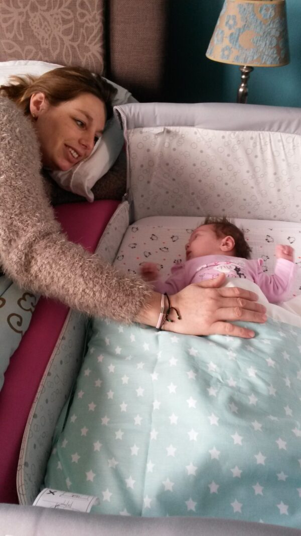 wieg-Suus Chicco Next2Me co sleeper huren met NUNKI laken.