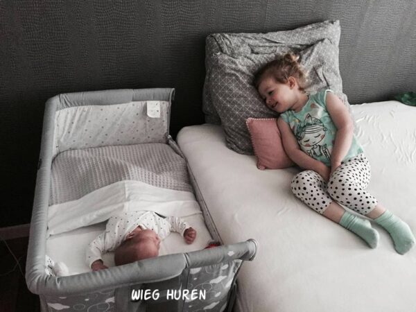 wieg-huren-wieg-Suus-chicco-next-2-me Chicco Next2Me co sleeper huren met NUNKI laken.