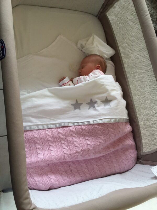 wieg-suus-amber Chicco Next2Me co sleeper huren met NUNKI laken.