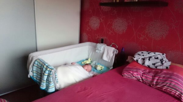 wieg-suus-slaapkamer Chicco Next2Me co sleeper huren met NUNKI laken.